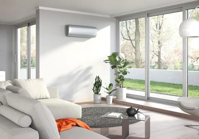 Wohnzimmer mit Klimagerät an der Wand