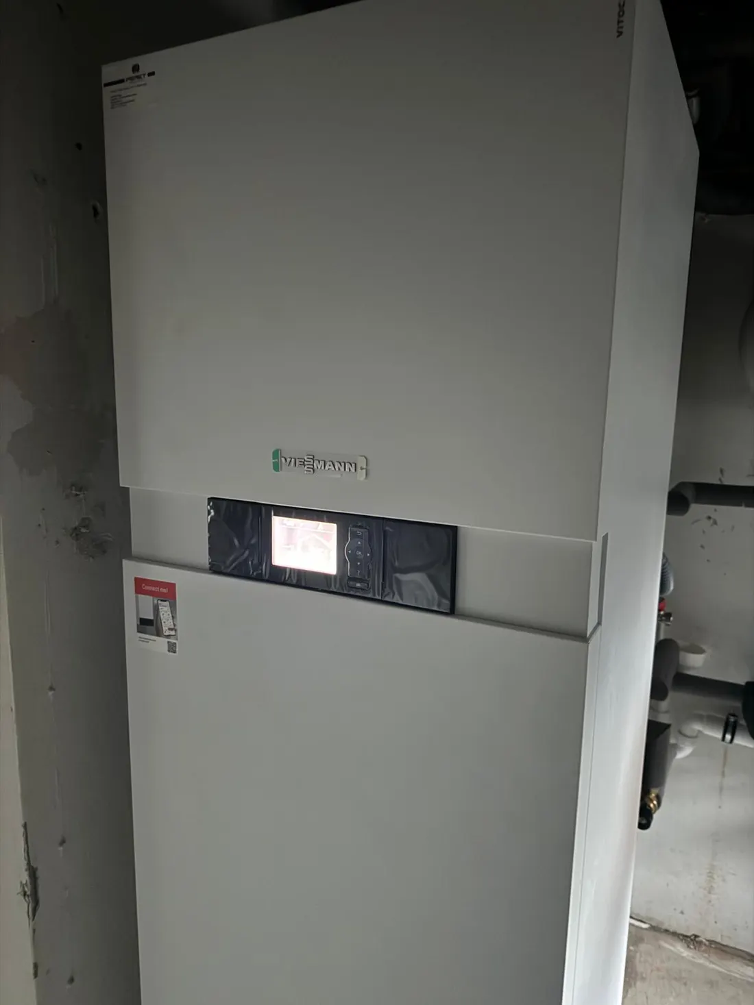Weiße Inneneinheit der Wärmepumpe mit Bedienfeld